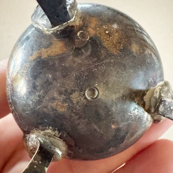 Vintage Silver Plated Three Legged Vase, Candle Handler Or Salt Pepper Bottom - Picture 9 of 10